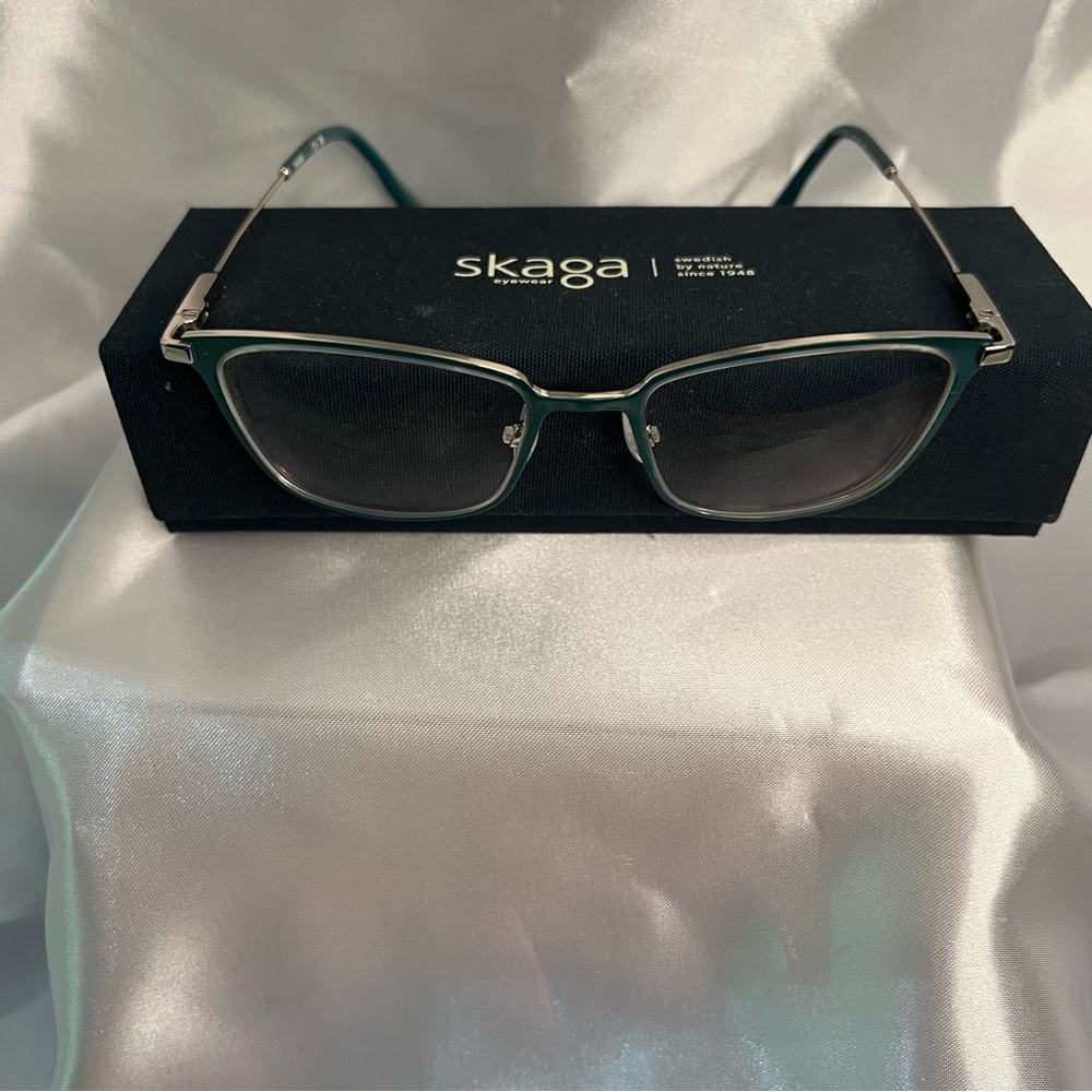 Skaga Rx ladies glasses with case